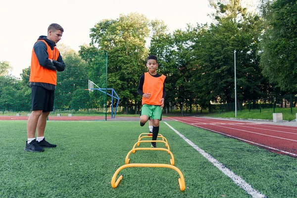 Děti fotbalisty během tréninku před důležitým zápasem. Cvičení pro fotbalový tým mládeže. — Stock fotografie