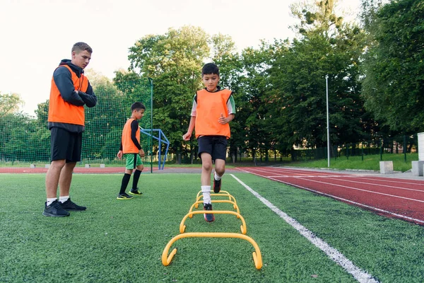 Joueurs de football pour enfants pendant l'entraînement par équipe avant un match important. Exercices pour l'équipe de football des jeunes. — Photo