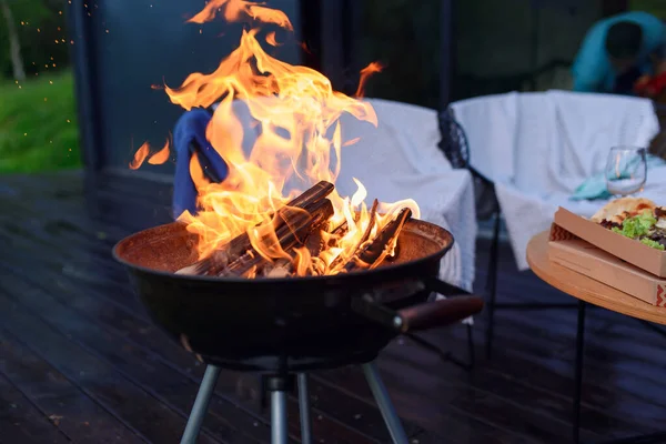 Grill płomień grill, gorący grill na świeżym powietrzu gotowania żywności. Grill płonący ogień do grillowania na zewnątrz. — Zdjęcie stockowe