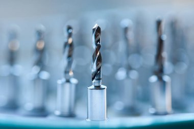 Diş implantlarının tamamı cerrahi tepside matkap uçları, profesyonel dişçilik ekipmanlarına yakın çekim..