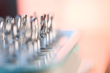 Diş implantlarının tamamı cerrahi tepside matkap uçları, profesyonel dişçilik ekipmanlarına yakın çekim..