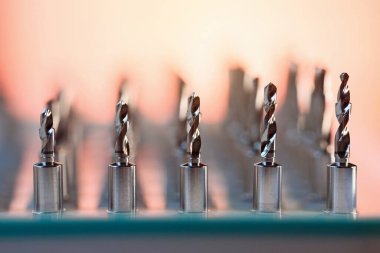 Diş implantlarının tamamı cerrahi tepside matkap uçları, profesyonel dişçilik ekipmanlarına yakın çekim..