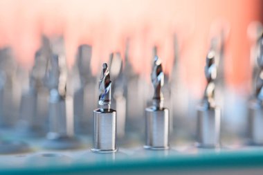 Diş implantlarının tamamı cerrahi tepside matkap uçları, profesyonel dişçilik ekipmanlarına yakın çekim..