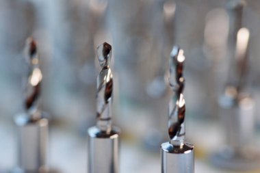 Diş implantlarının tamamı cerrahi tepside matkap uçları, profesyonel dişçilik ekipmanlarına yakın çekim..