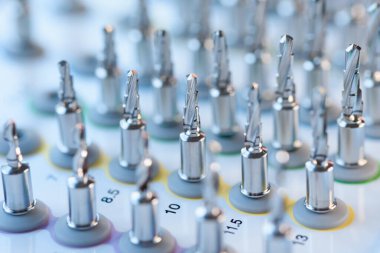 Diş implantlarının tamamı cerrahi tepside matkap uçları, profesyonel dişçilik ekipmanlarına yakın çekim..