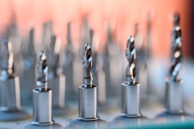 Diş implantlarının tamamı cerrahi tepside matkap uçları, profesyonel dişçilik ekipmanlarına yakın çekim..