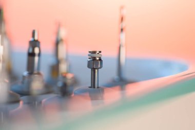 Diş implantlarının tamamı cerrahi tepside matkap uçları, profesyonel dişçilik ekipmanlarına yakın çekim..