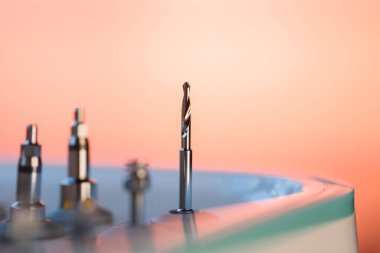 Diş implantlarının tamamı cerrahi tepside matkap uçları, profesyonel dişçilik ekipmanlarına yakın çekim..