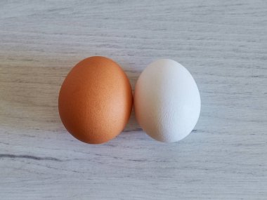 ahşap bir masa üzerinde kırmızı ve beyaz yumurta yakın çekim