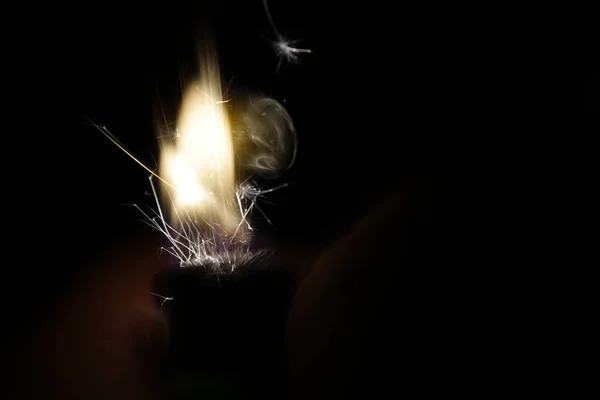 Zippo ve çakmak benzinin üzerinde