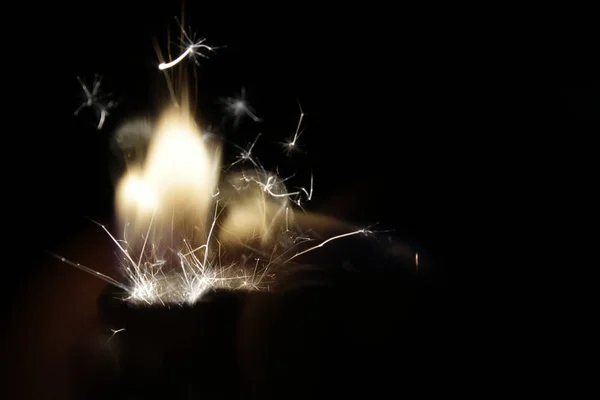 Zippo ve çakmak benzinin üzerinde