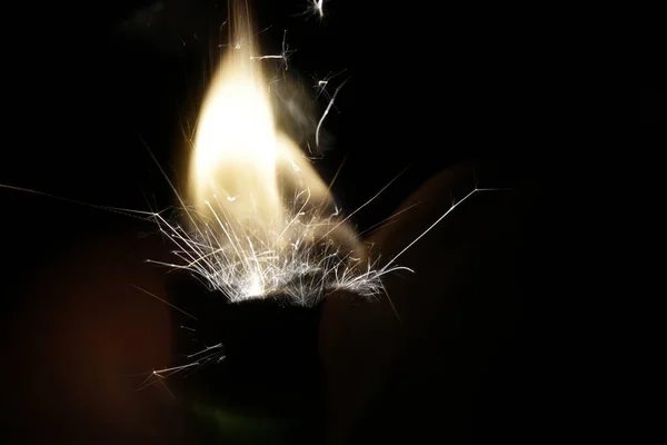 Zippo ve çakmak benzinin üzerinde