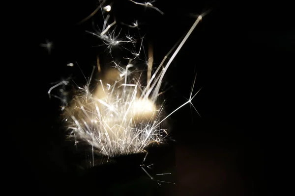 Zippo ve çakmak benzinin üzerinde