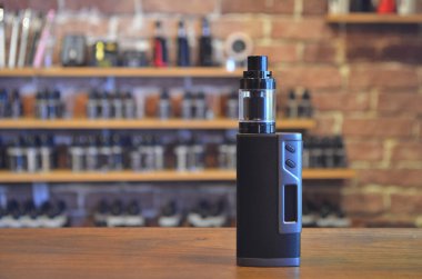 Yelek dükkanının arka planında elektronik sigara. Vaping için e-sigara. Popüler Vape aygıtları