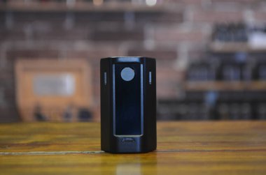 Yelek dükkanının arka planında elektronik sigara. Vaping için e-sigara. Popüler Vape aygıtları