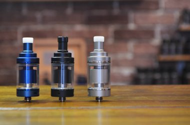 Yelek dükkanının arka planında elektronik sigara. Vaping için e-sigara. Popüler Vape aygıtları