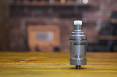 Yelek dükkanının arka planında elektronik sigara. Vaping için e-sigara. Popüler Vape aygıtları