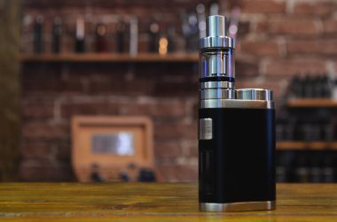 Yelek dükkanının arka planında elektronik sigara. Vaping için e-sigara. Popüler Vape aygıtları