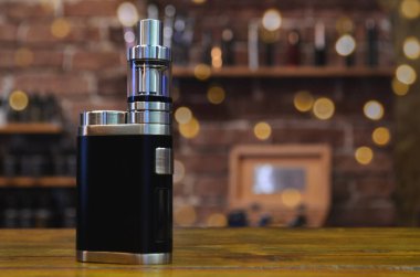 Yelek dükkanının arka planında elektronik sigara. Vaping için e-sigara. Popüler Vape aygıtları