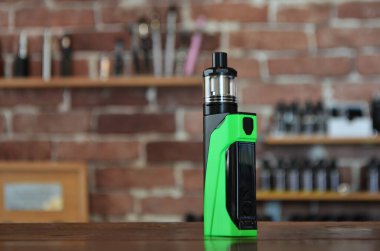 Yelek dükkanının arka planında elektronik sigara. Vaping için e-sigara. Popüler Vape aygıtları
