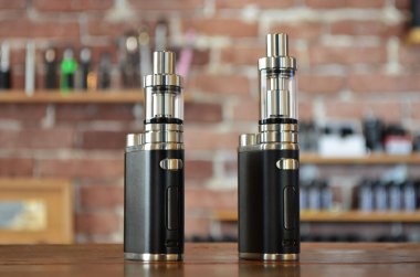 Yelek dükkanının arka planında elektronik sigara. Vaping için e-sigara. Popüler Vape aygıtları