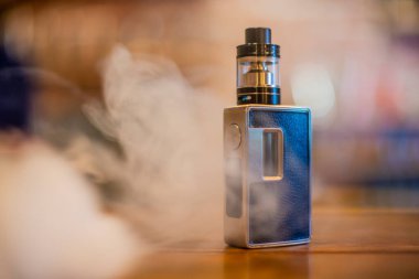 Yelek dükkanının arka planında elektronik sigara. Vaping için e-sigara. Popüler Vape aygıtları