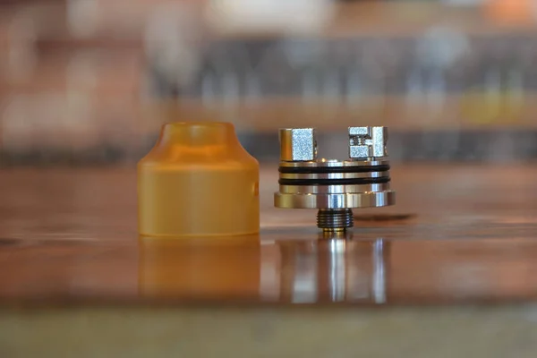 Yelek dükkanının arka planında elektronik sigara. Vaping için e-sigara. Popüler Vape aygıtları