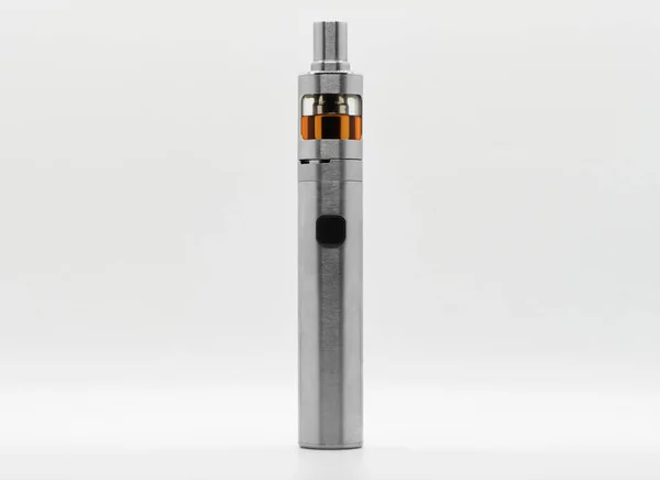 İzole edilmiş arka planda elektronik sigara. Vaping için e-sigara. Popüler Vape aygıtları