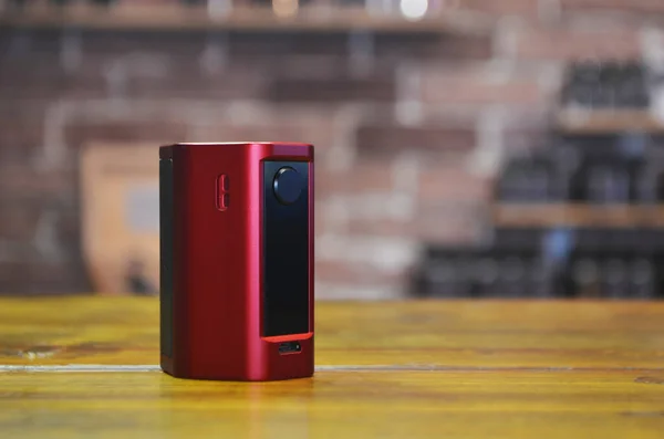 Yelek dükkanının arka planında elektronik sigara. Vaping için e-sigara. Popüler Vape aygıtları