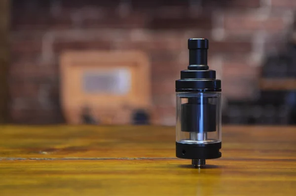 Yelek dükkanının arka planında elektronik sigara. Vaping için e-sigara. Popüler Vape aygıtları