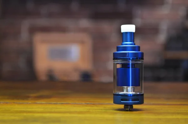 Yelek dükkanının arka planında elektronik sigara. Vaping için e-sigara. Popüler Vape aygıtları