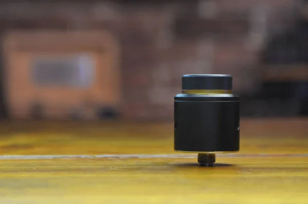 Yelek dükkanının arka planında elektronik sigara. Vaping için e-sigara. Popüler Vape aygıtları