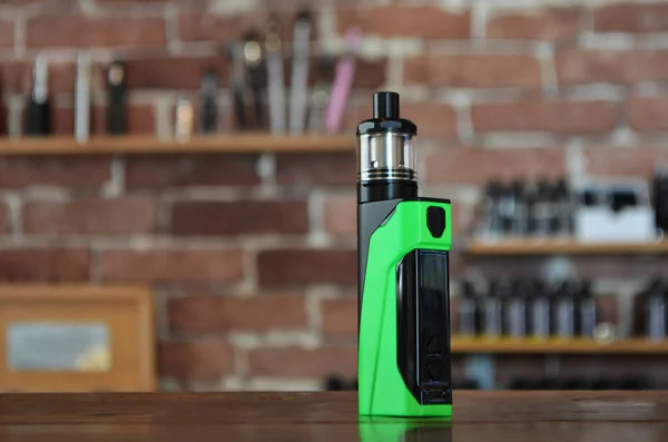 Yelek dükkanının arka planında elektronik sigara. Vaping için e-sigara. Popüler Vape aygıtları