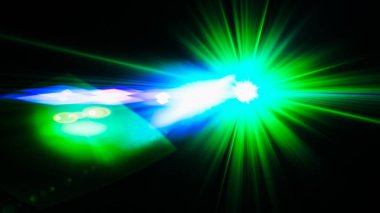 Gerçekçi Len parlama ışık efekti siyah arka plan üzerinde. Optik