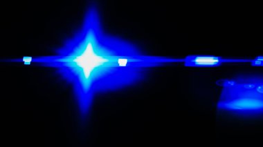 Gerçekçi Len parlama ışık efekti siyah arka plan üzerinde. Optik