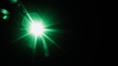 Gerçekçi Len parlama ışık efekti siyah arka plan üzerinde. Optik