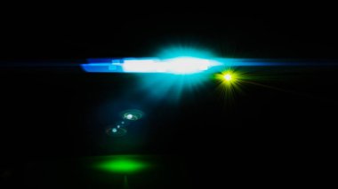 Gerçekçi Len parlama ışık efekti siyah arka plan üzerinde. Optik