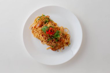 Tayland sosisli baharatlı spagetti. Arka planda izole edilmiş..