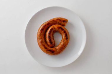 Tayland sosisli baharatlı spagetti. Arka planda izole edilmiş..