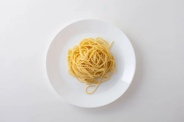 Pittige spaghetti met Thaise worst isolaed whie achtergrond. — Stockfoto