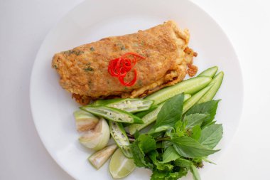 Baharatlı kıymalı domuz salatası, sebzeli yumurtalı börek. Tayland