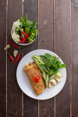 Baharatlı kıymalı domuz salatası, sebzeli yumurtalı börek. Tayland