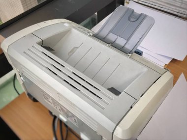 Küçük Masaüstü Inkjet Yazıcı masa üzerinde kapatın