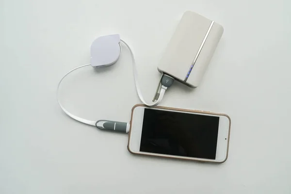 Изолированный Белый Смартфон Зарядом Батареи Большого Портативного Блока Питания — стоковое фото