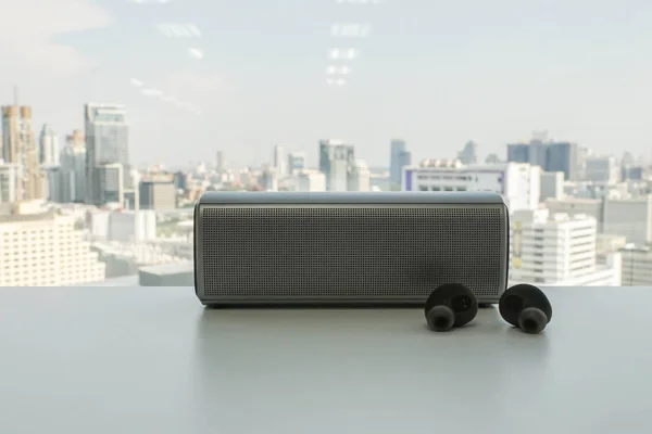 Müzik Dinlemek Için Bağlantı Için Kulaklıklar Ile Yalıtılmış Kablosuz Taşınabilir — Stok fotoğraf