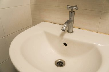 Seramik Banyo lavaboda yıkama kadar kapatın