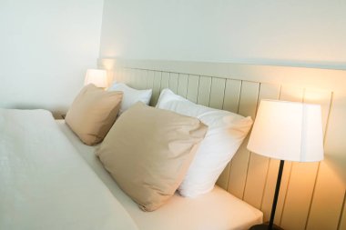 rahat yastık ve vintage yatak lamba lüks otel çift kişilik yatak odasında kapatın