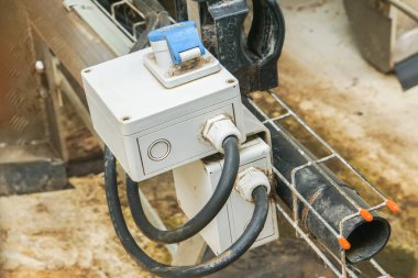 hasarlı elektrik şanzıman rüzgar türbin kule iç merdiven yukarı kapatın