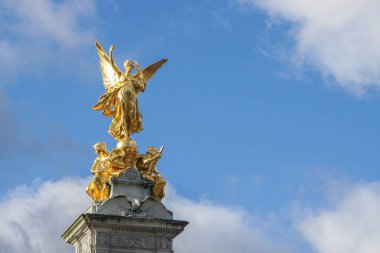 Londra / İngiltere'de - 12 Kasım 2017: parlak mavi gökyüzü ile Victoria Memorial heykel kadar yakın