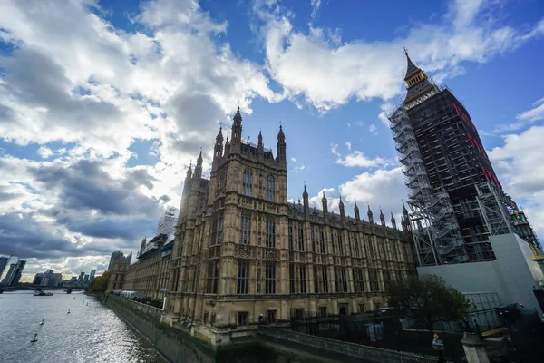 Londra Ngiltere Kasım 2017 Parlamento Big Ben Kışın Bulutlu Mavi — Stok fotoğraf